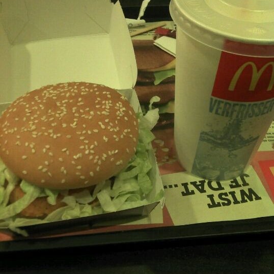 รูปภาพถ่ายที่ McDonald&#39;s โดย Steven เมื่อ 1/26/2012