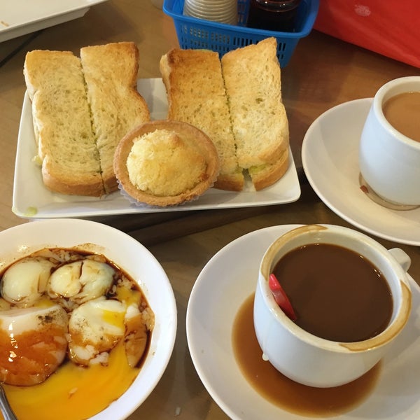 รูปภาพถ่ายที่ Dong Po Colonial Cafe | 東坡茶室 โดย Wallace P เมื่อ 8/26/2016