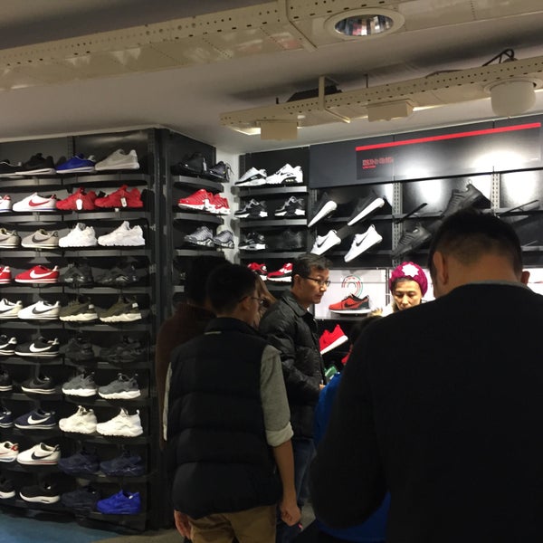 Foot Locker Shoe Store in Karntner Viertel