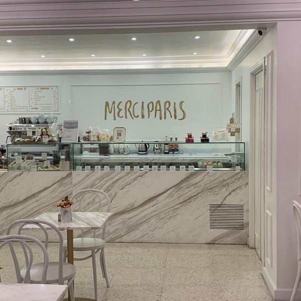 Photo taken at MERCIPARIS Boutique de Repostería by Nina J. on 7/5/2019