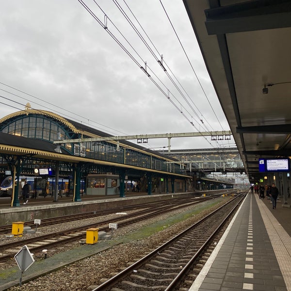 รูปภาพถ่ายที่ Station &#39;s-Hertogenbosch โดย Menno J. เมื่อ 2/3/2023