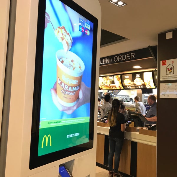 Foto diambil di McDonald&#39;s oleh Menno J. pada 6/29/2018
