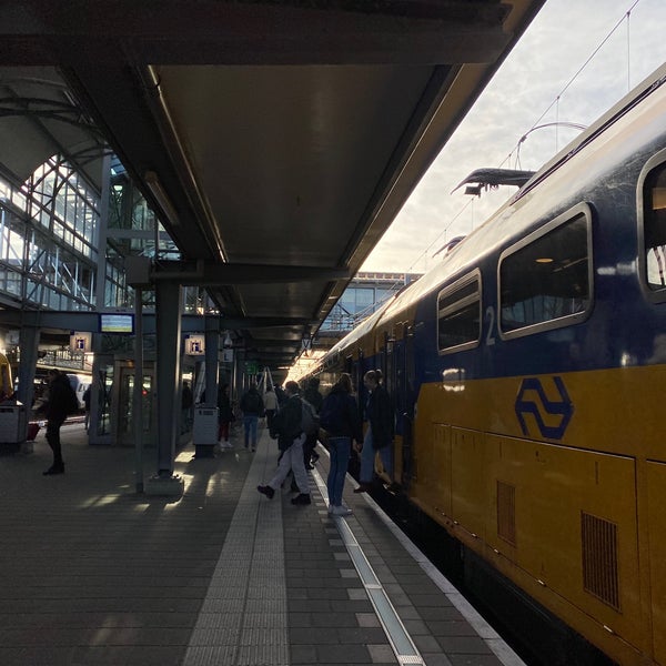 รูปภาพถ่ายที่ Station &#39;s-Hertogenbosch โดย Menno J. เมื่อ 11/23/2022