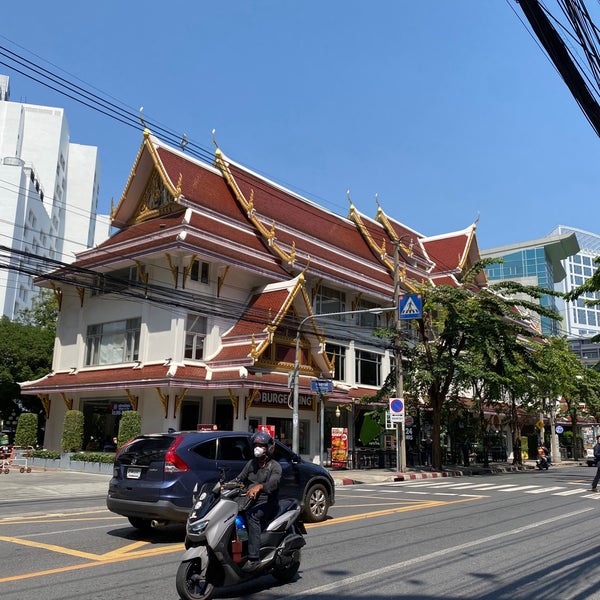 Photo taken at The Montien Hotel Bangkok by Menno J. on 10/19/2022