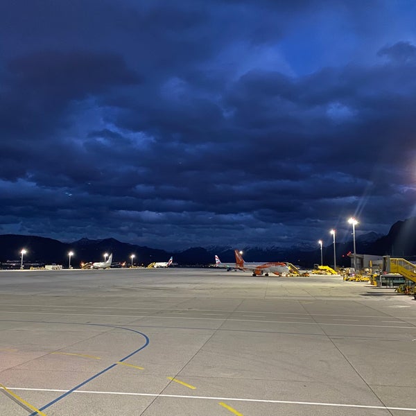 Foto diambil di Salzburg Airport W. A. Mozart (SZG) oleh Menno J. pada 3/25/2023
