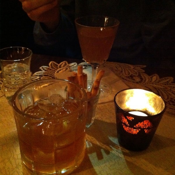 Das Foto wurde bei Old Fashioned Cocktail &amp; Absinthe Bar von Stef T. am 10/4/2013 aufgenommen