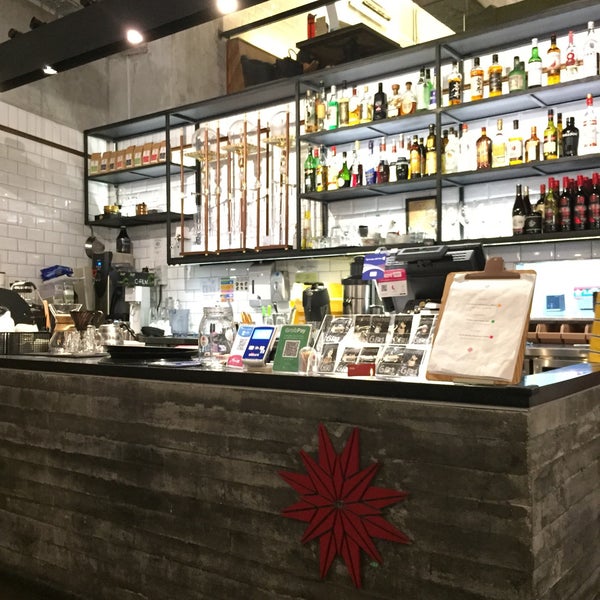 10/28/2018 tarihinde Aki M.ziyaretçi tarafından Jewel Cafe + Bar'de çekilen fotoğraf
