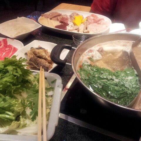 Photo taken at Fatty Cow Seafood Hot Pot 小肥牛火鍋專門店 by Natalie C. on 10/4/2013