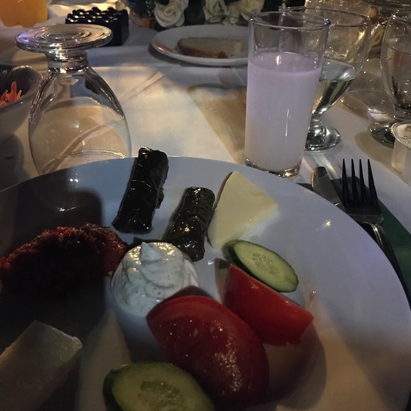 Photo taken at Çiftlik Restaurant&amp;Cafe by Alp on 9/16/2017