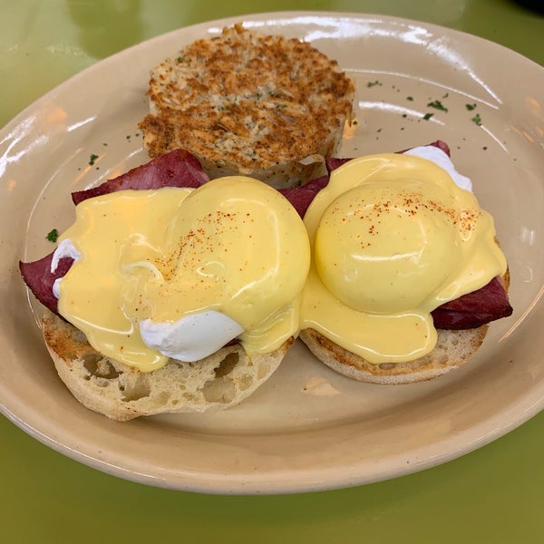 Photo taken at Snooze, an A.M. Eatery by Greg on 2/28/2019