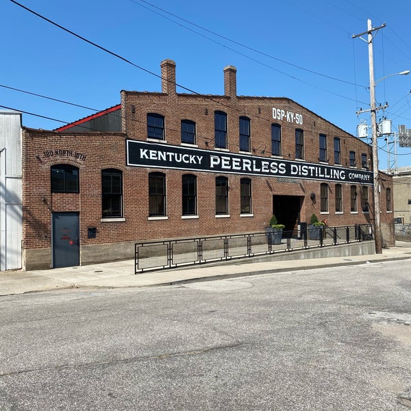 รูปภาพถ่ายที่ Kentucky Peerless Distilling Company โดย Greg เมื่อ 9/28/2021