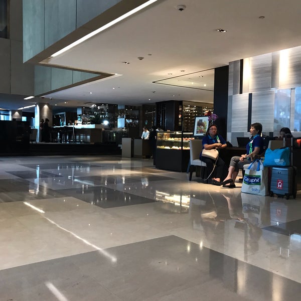 Foto scattata a New World Makati Hotel da Aristotle M. il 4/10/2019