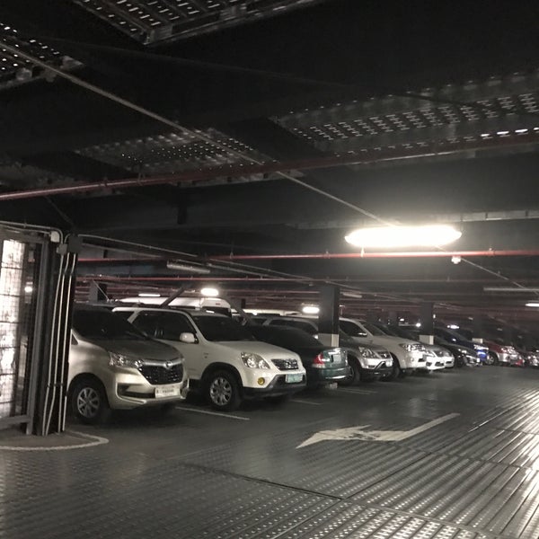 Square parking. Линкольн в гараже. Машина на парковке. Чжэцзян квартиры. Green parking.