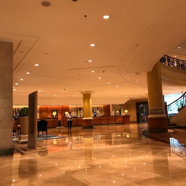 Foto scattata a Lobby Lounge at Makati Shangri-La da Aristotle M. il 7/12/2018
