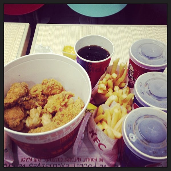 รูปภาพถ่ายที่ KFC โดย Ten-days I. เมื่อ 9/19/2013