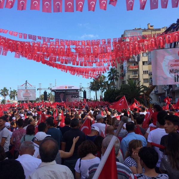 รูปภาพถ่ายที่ Mersin Tevfik Sırrı Gür Stadı โดย Derya E. เมื่อ 6/20/2018