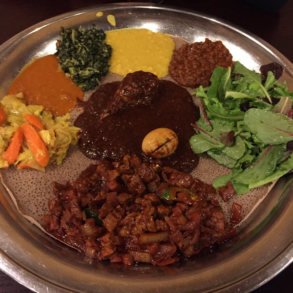 Foto tirada no(a) Walia Ethiopian Cuisine por Borislavio em 10/21/2016