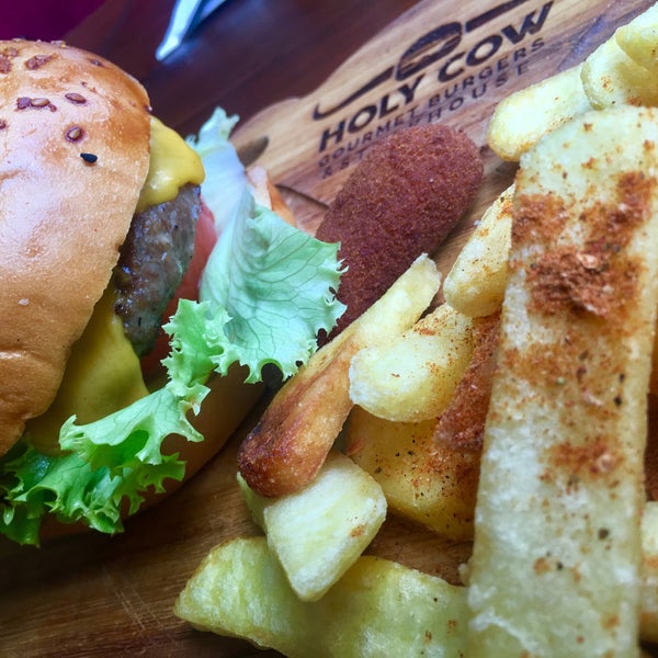 Photo taken at Holy Cow Gourmet Burgers &amp; Steakhouse by Nihal İ. on 4/7/2017