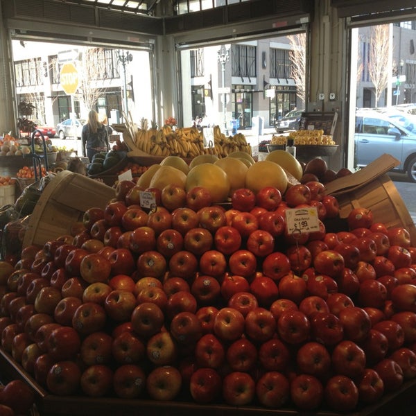Foto scattata a Local Choice Produce Market da Nathan C. il 3/9/2013