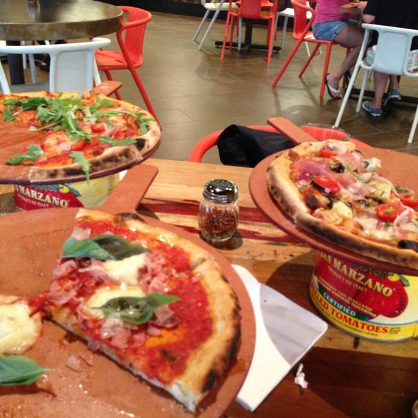 6/9/2013 tarihinde Adriana M.ziyaretçi tarafından Treza Fine Salad &amp; Wood-Fired Pizza Co'de çekilen fotoğraf