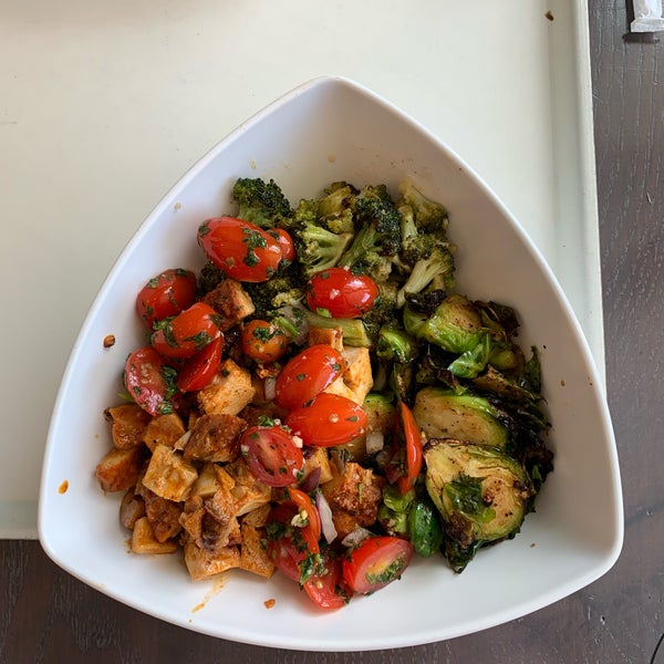 This combination of flavors was fantastic. Cheap and delicious 😋 This small "bol" contains Orange Basil Quinoa, Ginger Broccoli, Brussels sprouts, Lemon Chicken and Minted tomatoes. So good! 🙌🏼
