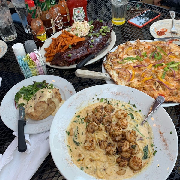 รูปภาพถ่ายที่ Katie&#39;s Restaurant &amp; Bar โดย Wenyan Z. เมื่อ 10/26/2018