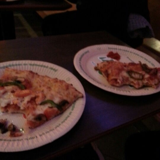 12/28/2012 tarihinde Vikram M.ziyaretçi tarafından New York Pizza'de çekilen fotoğraf