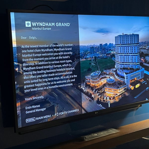 รูปภาพถ่ายที่ Wyndham Grand Istanbul Europe โดย Birtan เมื่อ 11/9/2021