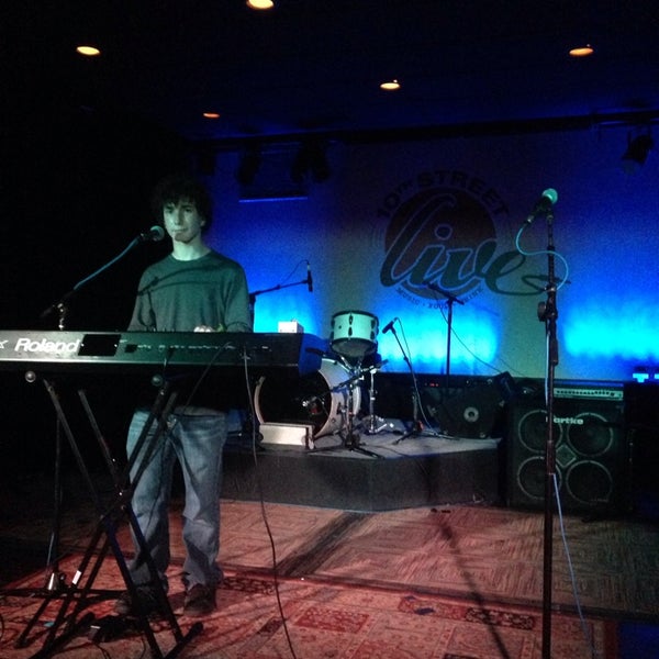 Foto diambil di 10th Street Live Bar &amp; Grill oleh Judi pada 11/17/2013