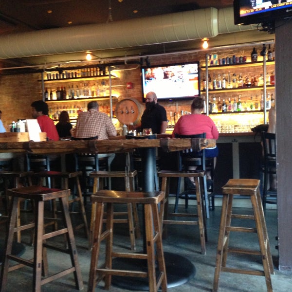 Growlers Pour House Gastropub in North Charlotte