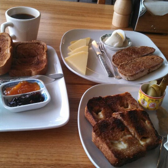 รูปภาพถ่ายที่ Five Points Bakery &amp; Toast Cafe โดย Xavier G. เมื่อ 3/3/2013