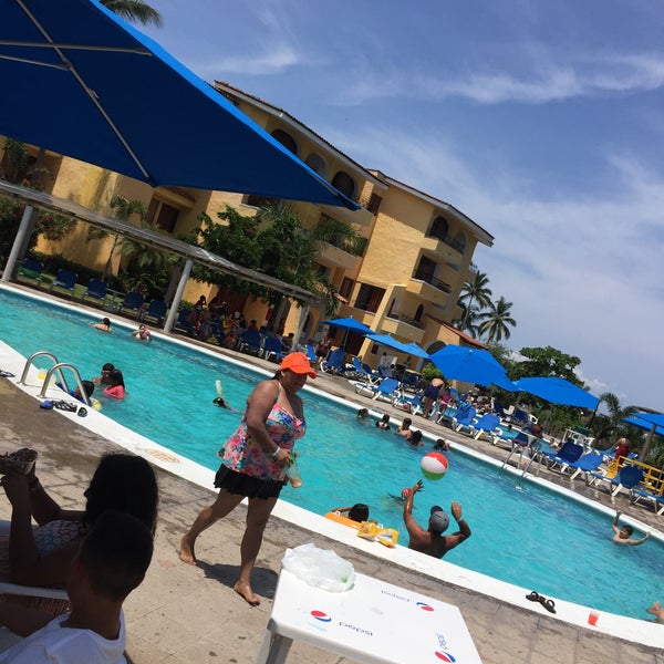 Foto diambil di Plaza Pelicanos Grand Beach Resort oleh Luigi V. pada 7/21/2016