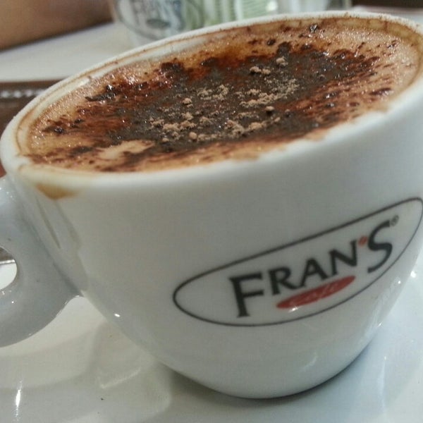 รูปภาพถ่ายที่ Fran&#39;s Café โดย Hellen M. เมื่อ 2/16/2013