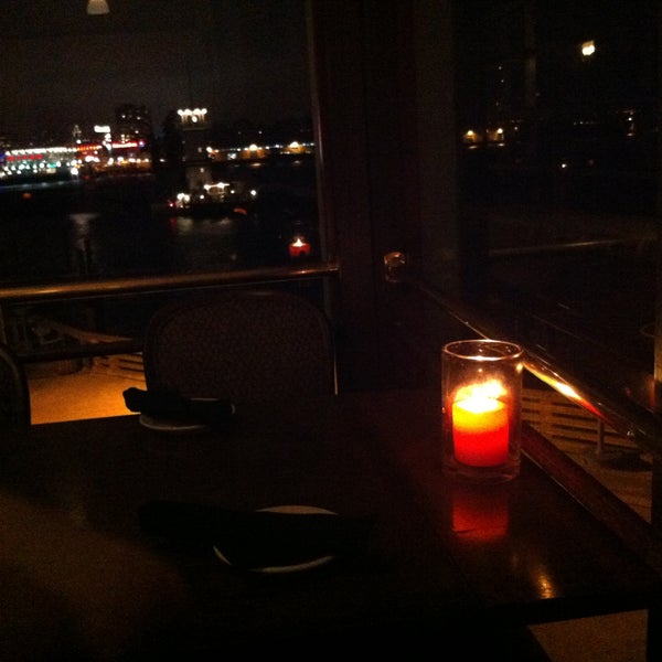 5/11/2013 tarihinde Vladimir F.ziyaretçi tarafından Neptune&#39;s Waterfront Grill &amp; Bar'de çekilen fotoğraf