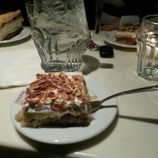 Das Foto wurde bei Omonia Cafe von Sherry A. am 1/26/2013 aufgenommen