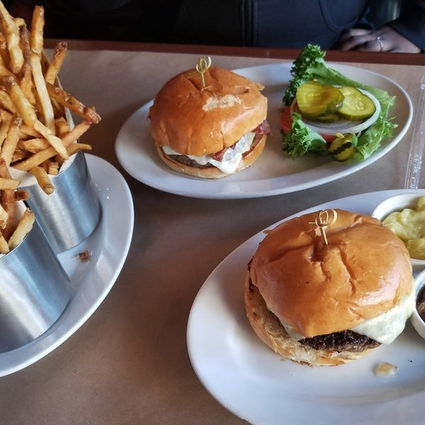 2/27/2018 tarihinde Luis C.ziyaretçi tarafından 5 Napkin Burger'de çekilen fotoğraf