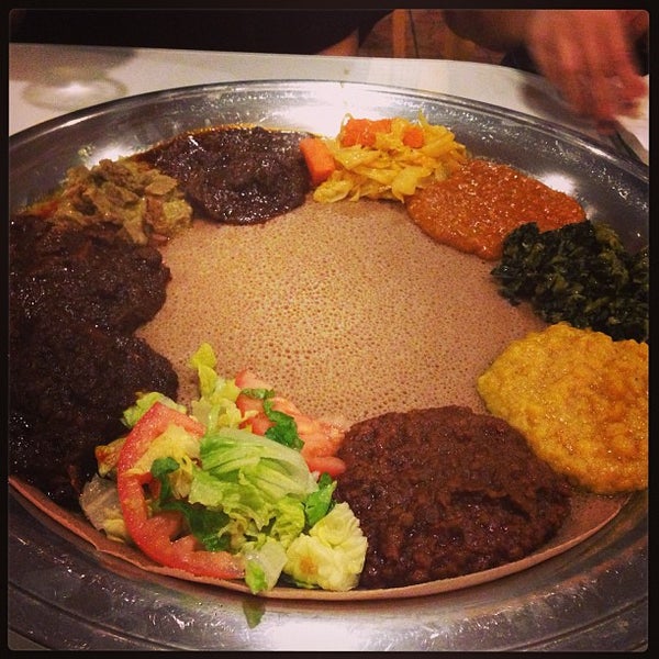 8/22/2013 tarihinde cindyziyaretçi tarafından Walia Ethiopian Cuisine'de çekilen fotoğraf