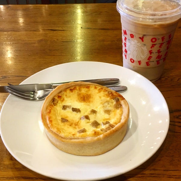 Photo taken at Starbucks by Tomoshige K. on 1/8/2020