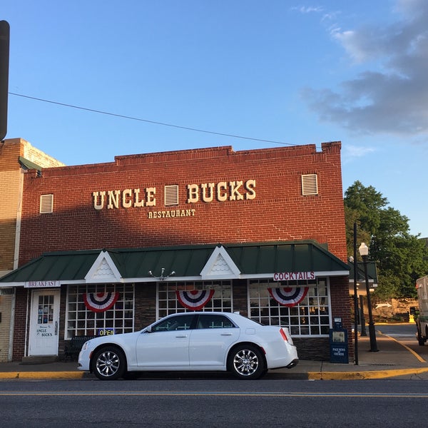 5/27/2017 tarihinde Theresa Q.ziyaretçi tarafından Uncle Bucks Restaurant &amp; Bar'de çekilen fotoğraf