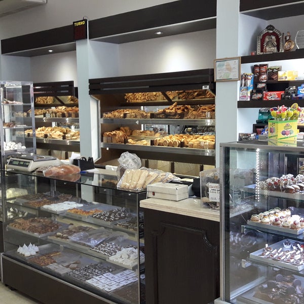 La Reina Panadería y Pastelería Panadería