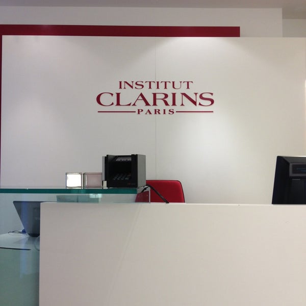 Clarins бренд. Clarins офис в москве. Офис кларанс в москве. Clarins косметика красный сменный. Spa clarins.