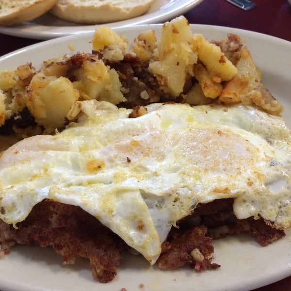 3/30/2014にJay L.がDempsey&#39;s Breakfast and Lunchで撮った写真