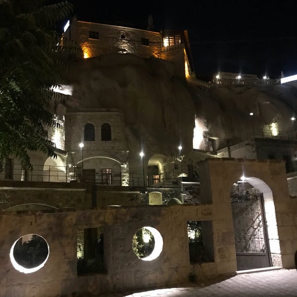 รูปภาพถ่ายที่ Göreme Kaya Hotel โดย Adnn N. เมื่อ 7/28/2018