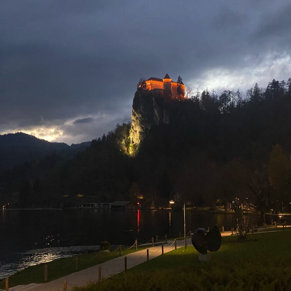 Foto scattata a Blejski Grad | Bled Castle da Burcu💫 il 11/14/2023