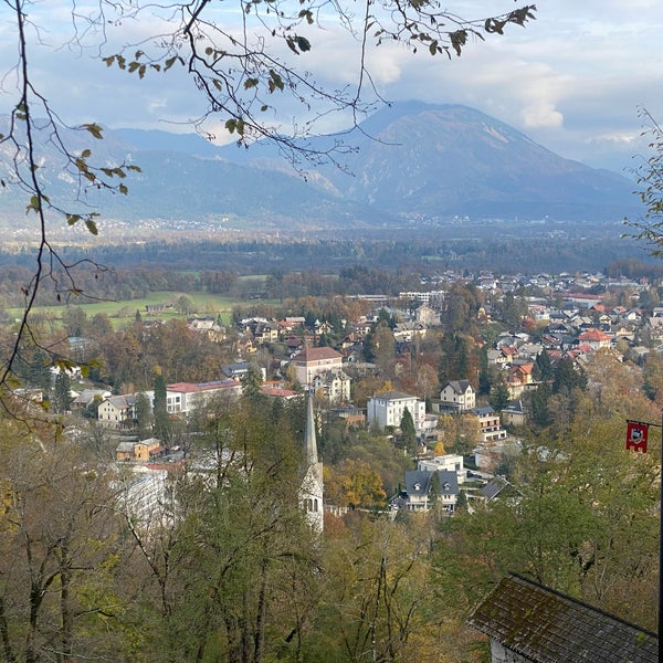 Foto scattata a Blejski Grad | Bled Castle da Burcu💫 il 11/14/2023