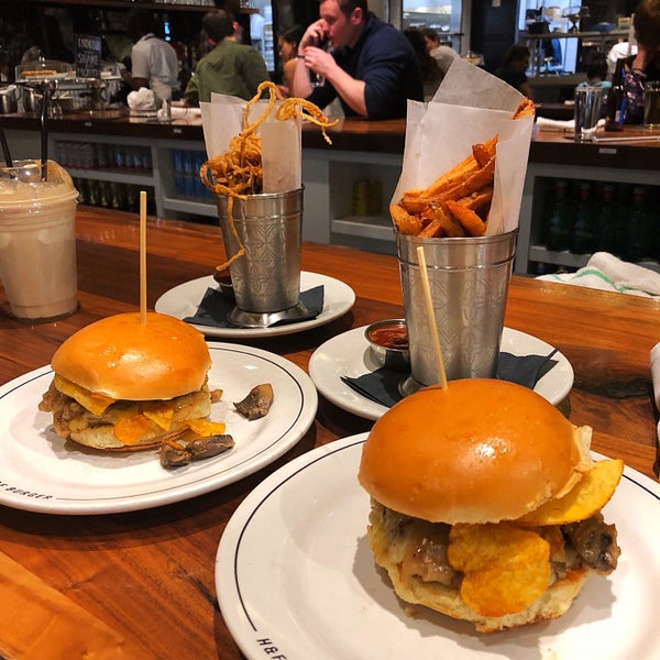 Снимок сделан в H&amp;F Burger пользователем Niña D. 4/19/2018