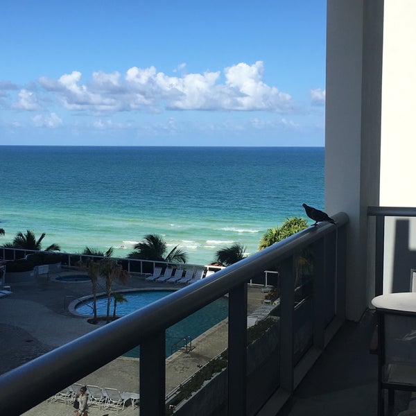 รูปภาพถ่ายที่ Hilton Cabana Miami Beach โดย Little F. เมื่อ 8/8/2017