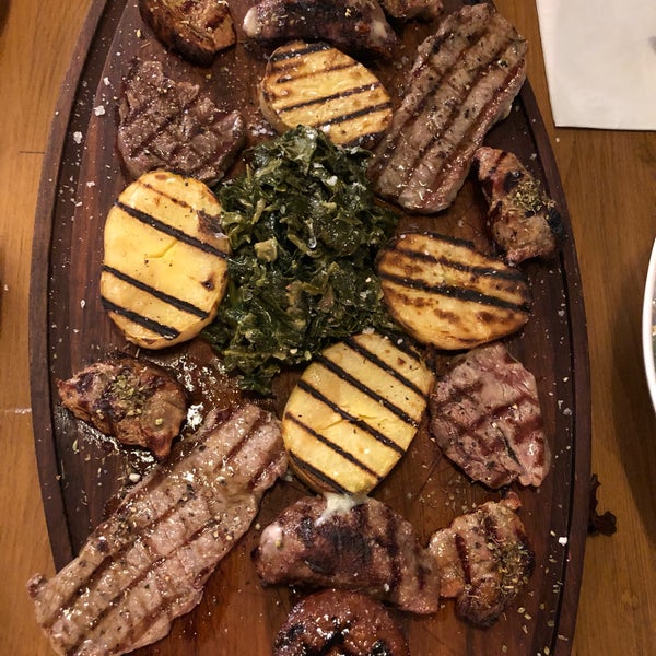 Снимок сделан в Lezzet Steakhouse пользователем Barış Y. 3/15/2019