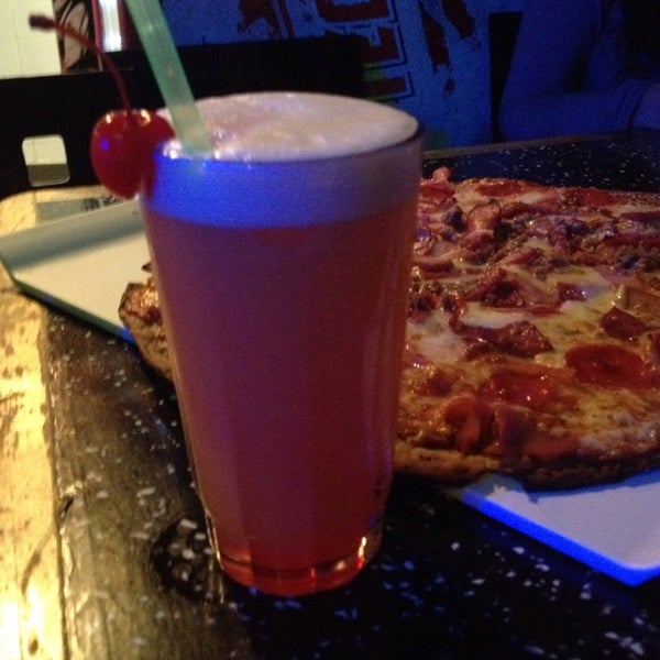 Foto tomada en Stars Pizza, karaoke &amp; Bar  por Tania B. el 12/5/2013