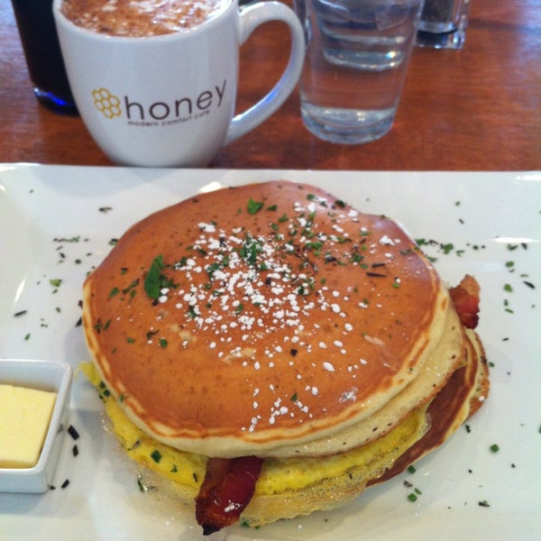 Foto tomada en Honey Cafe  por Alexandra K. el 1/18/2013